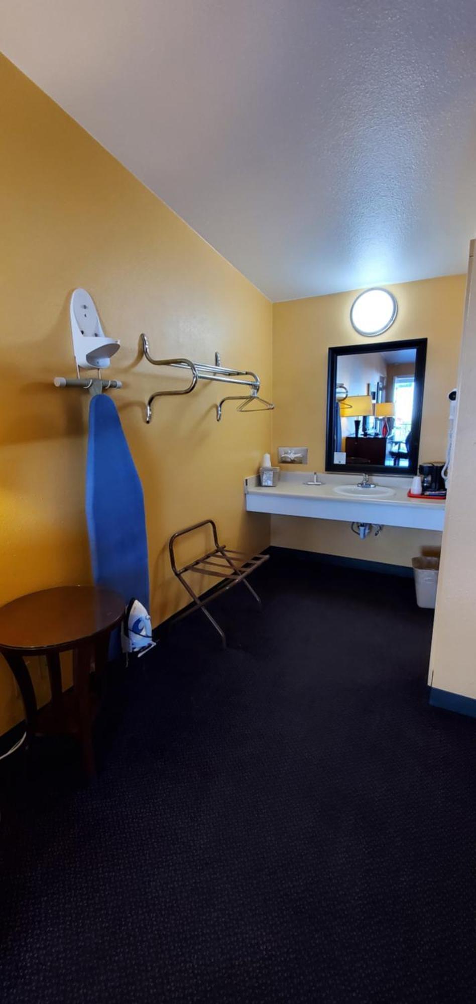 Olympic Inn & Suites Aberdeen Room photo